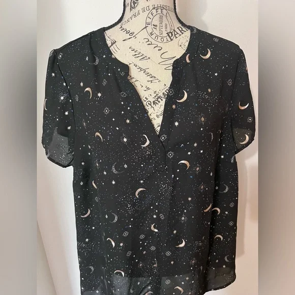 Torrid Celestial Moon & Star Print Chiffon V-Neck Blouse Black Gold Size 1 - Picture 2 of 8
